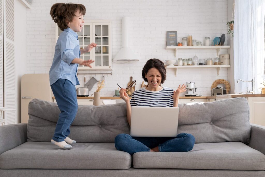 diagnóstico de hiperatividade infantil - criança pulando no sofá