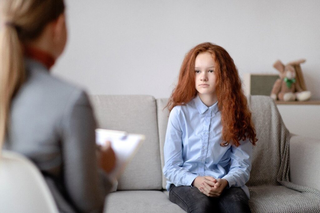 psicologia comportamental infantil - menina em sessão de terapia