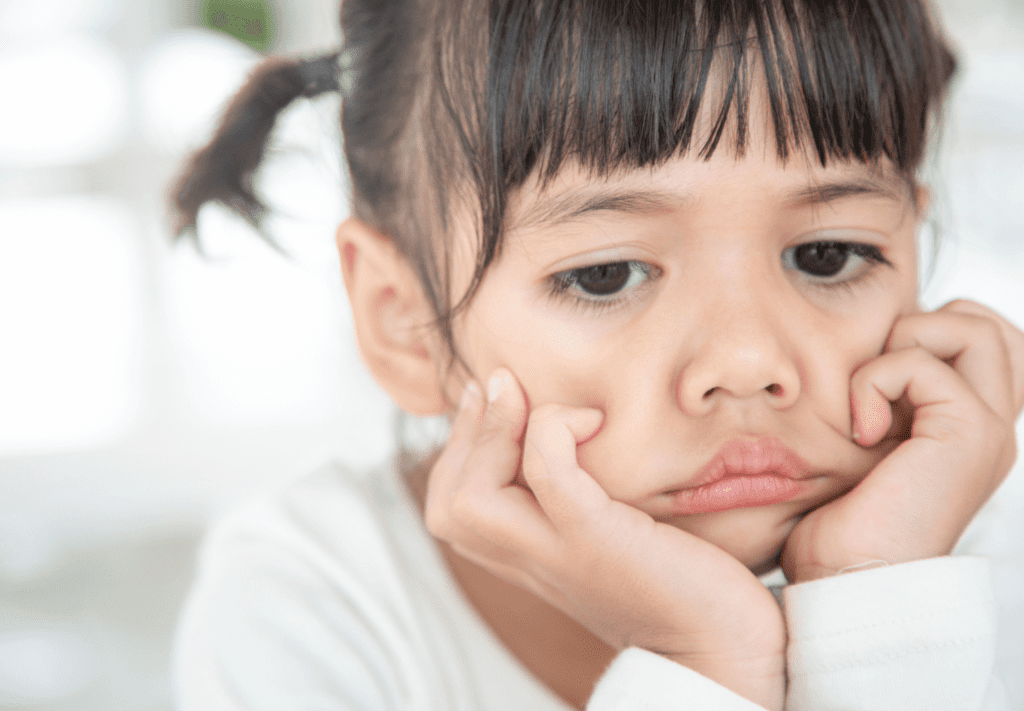 Criança Triste: Como identificar sinais de tristeza e oferecer apoio emocional