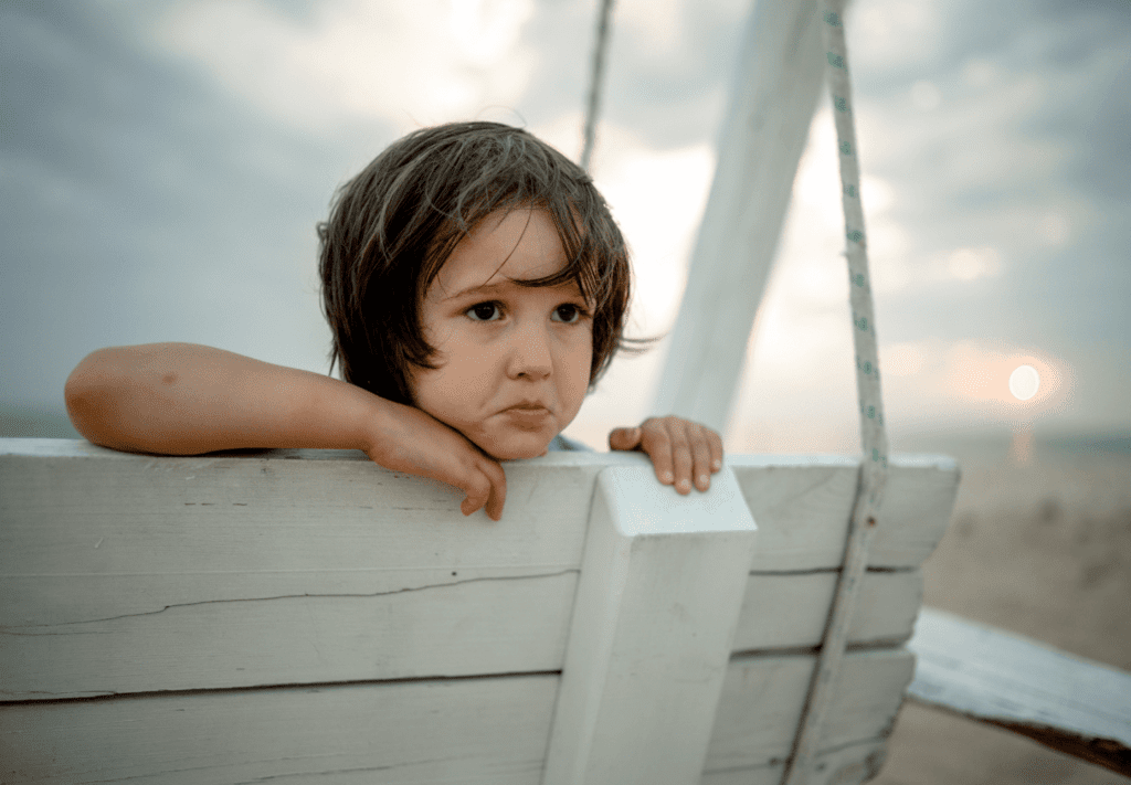Criança Triste: Como identificar sinais de tristeza e oferecer apoio emocional