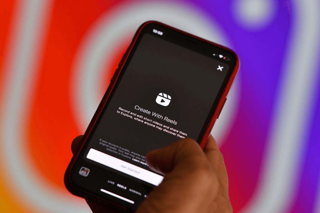 instagram para psicólogos - celular na tela do instagram