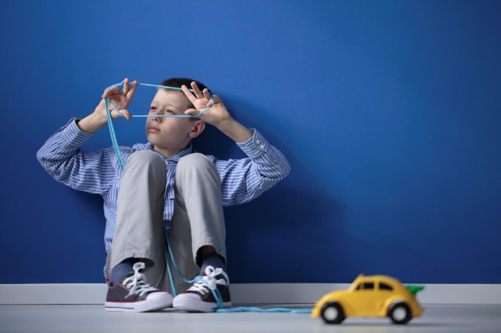 teste de síndrome de asperger - criança autista brincando