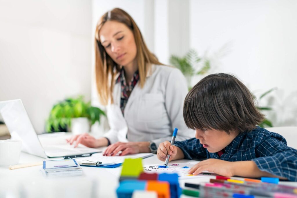 etapas no atendimento infantil - criança fazendo atividade