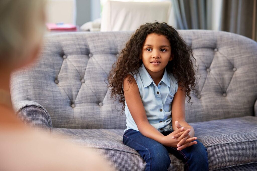 menina em primeiro atendimento psicológico