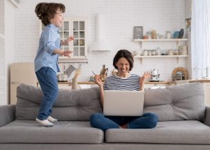 diagnóstico de hiperatividade infantil - criança pulando no sofá